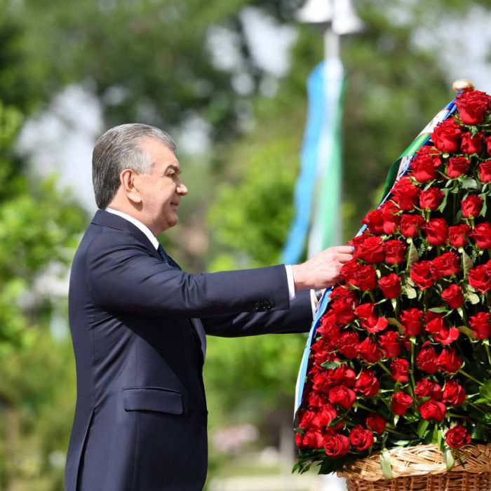 Prezident Shavkat Mirziyoev 9 may – Xotira va qadrlash kuni munosabati bilan Gʼalaba bogʼiga tashrif buyurdi.