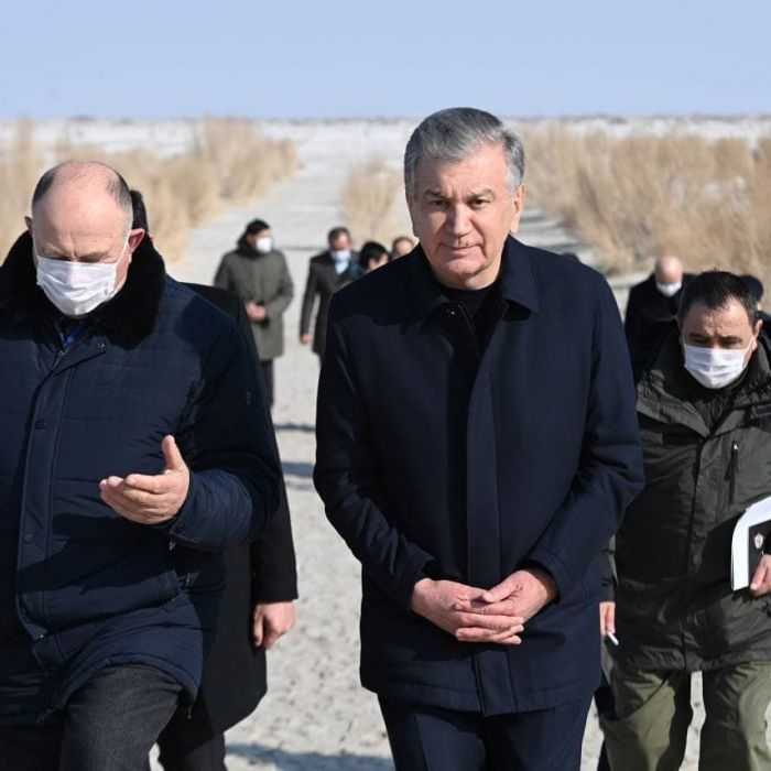 Президент Шавкат Мирзиёев Орол денгизининг қуриган жойига бориб вазиятни кўрди