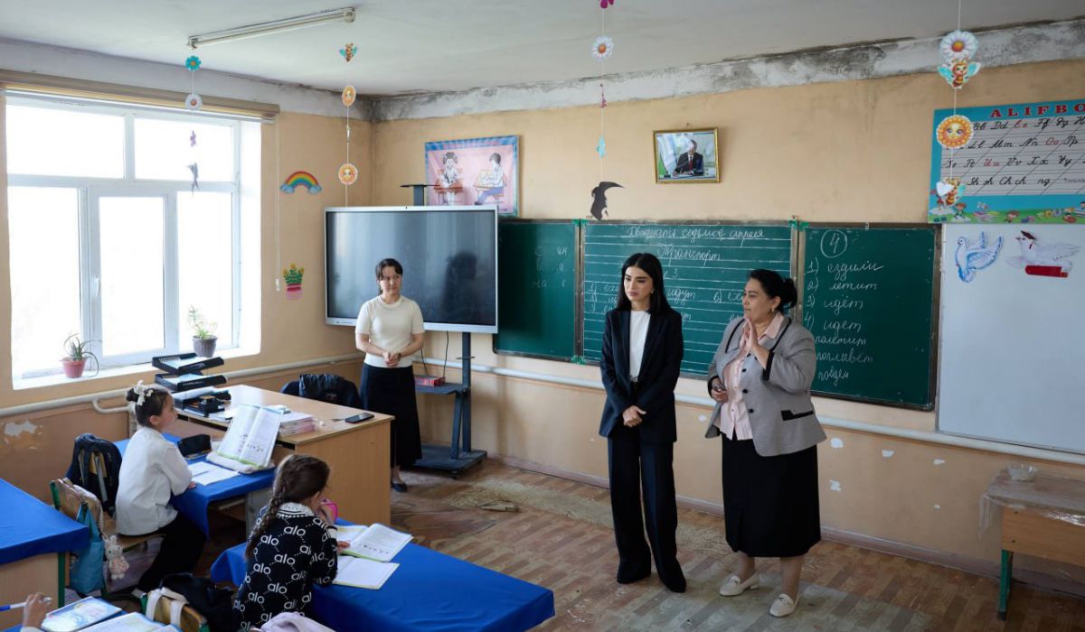 Saida Mirziyoeva Xonqa tumanida qarovsiz tashlab qoʻyilgan bogʻchada boʻldi. 